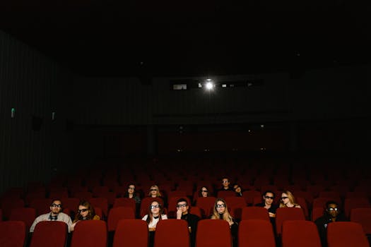 Temné komedie v Praze: Úžasné zážitky v kinech tento měsíc