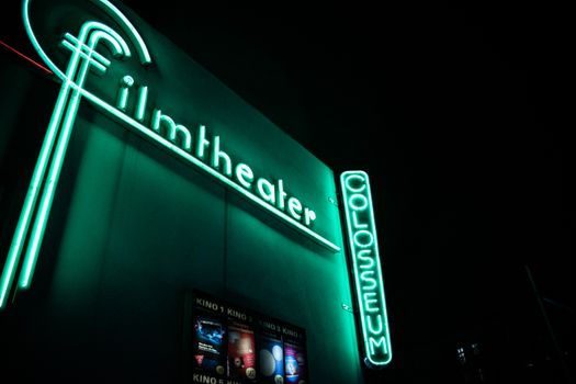 Jak vybrat film pro romantický večer v pražském kině?